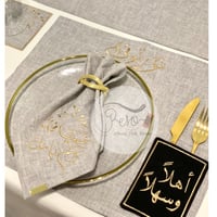 طقم لشخصين ( 2 مفرش مثبت جيب ملاعق + 2منديل سفرة)