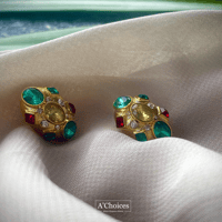 حلق اذن بتصميم كلاسيك مطلية بالذهب عيار 18 مع الأح...