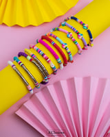 اساور ملونة مع زهرة ونجمة وقلب بعدة ألوان