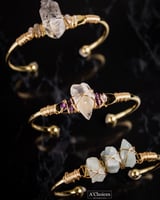 اساور ملفوفة بالأسلاك مطلية ذهب بحجر الزبرجد الطبي...