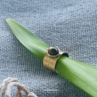 خاتم عريض مطلي بالذهب مع حجر عسلي بلونين ذهبي وفضي...