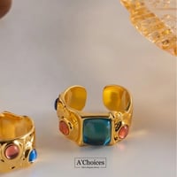 خاتم مطلي بالذهب مع الأحجار الملونة