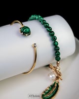 سوار بحجر الملاكيت الأخضر مع حبة لؤلؤ