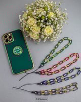 سلسلة موبايل مصنوعة يدوياً من الإكريلك الملون