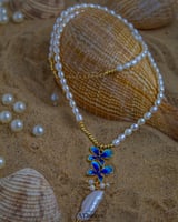 طقم مكون من عقد وأقراط من اللؤلؤ الزراعي والمطلي ب...