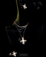 طقم أنيق مكون من عقد وأقراط وخاتم مطلي بالذهب مع ا...