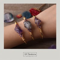 اساور ملفوفة بالأسلاك مطلية ذهب بحجر الأماتيست الب...