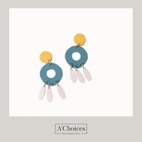 اقراط مصنوعة من الإكريليك الملون بعدة أشكال مختلفة