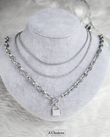 عقد بثلاث طبقات بتصميم مميز باللون الفضي والذهبي