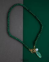 سلسال حجر الملاكيت الأخضر مع حبة لؤلؤ