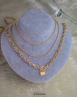 عقد بثلاث طبقات بتصميم مميز باللون الفضي والذهبي