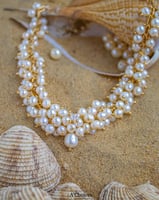 عقد أنيق مصنوع يدوياً مطلي بالذهب مع اللؤلؤ الزراع...