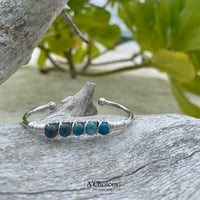 اساور ملفوفة بالأسلاك مطلية ذهب بحجر الكيانيت مصنو...