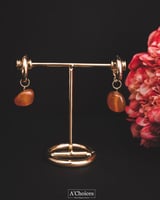 اقراط ذهبية بحجر لون برتقالي