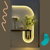 طاولة مع لوحة جدارية 3D مع ليد مضي وفازة للورد تحك...