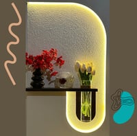 طاولة مع لوحة جدارية 3D مع ليد مضي وفازة للورد تحك...