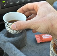 طاولة سيارة للقهوة والفناجيل والقدوع لراحة اكثر وا...