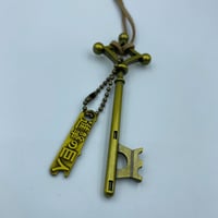 قلادة مفتاح إيرين كبير