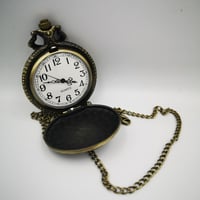 ساعة اليس في بلاد العجائب