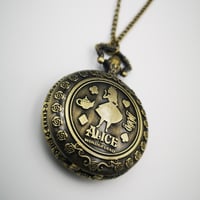 ساعة اليس في بلاد العجائب