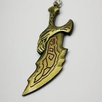 قلادة سيف كريتوس باللون الذهبي