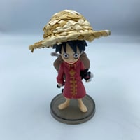 قبعة قش صغيرة