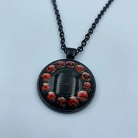 قلادة جميع أعين الشريقنان