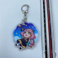 ميدالية اكريليك لشخصية انيا شكل 2