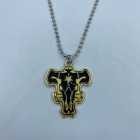 قلادة شعار فرسان الثيران السوداء