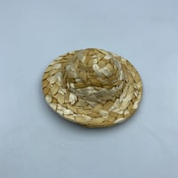 قبعة قش صغيرة