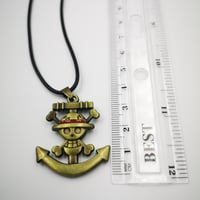 قلادة شعار قراصنة قبعة القش على مرساة