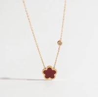 عقد فان كلي عنابي