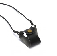 علاقه النظارة الجلدية