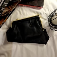 حقيبة نسائية بتصميم ناعم