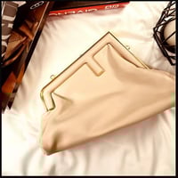 حقيبة نسائية بتصميم ناعم