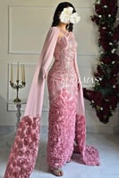 فستان سهره كاب مزين بورود بارزة لون وردي