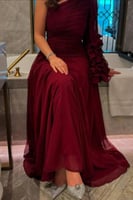 فستان سهره بقصة طرزان بكم واحد لون أحمر داكن