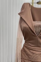 فستان ناعم بأكمام طويلة مزينة بالؤلؤ لون بني