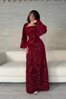 فستان ناعم باكمام طويله لون احمر مزين بالورد