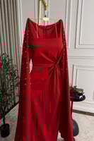 فستان ناعم كيب مزين بفصوص ولؤلؤ لون أحمر