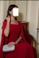 فستان ناعم كيب مزين بفصوص ولؤلؤ لون أحمر