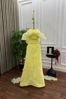 فستان سهره أوف شولدر مزين بورود بارزة لون اصفر