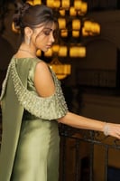 فستان سهره بأكتاف مكشوفة مزين بالفصوص لون زيتي