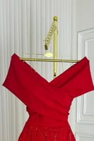 فستان سهره أوف شولدر تطريز بالخرز لون أحمر
