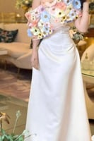 فستان ناعم مزين بالورد لون بيج