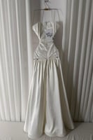 فستان سهره توب مزين بالخرز واللؤلؤ لون ابيض