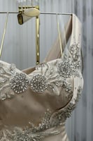 فستان سهره بتصميم أنيق لون أوف وايت