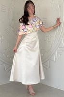 فستان ناعم مزين بالورد لون بيج