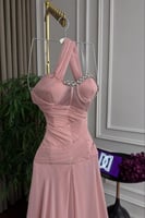 فستان سهره بكتف واحد مكشوف لون وردي