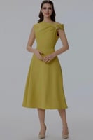 فستان ناعم بياقة مايلة لون منغاوي